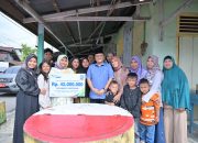 Dr.dr. H. Maulana, MKM, Secara Simbolis Menyerahkan Santunan kepada keluarga almarhum