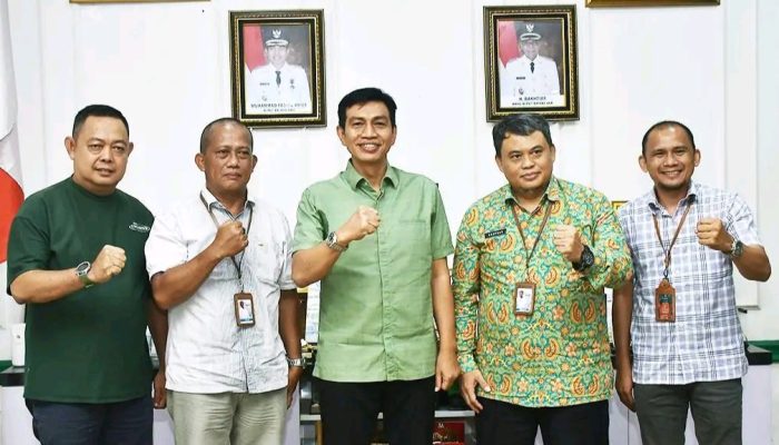 Bupati Mhd Fadhil Arief, menerima Reallist Berita Resmi Statistik (BRS) tahun 2024 dari Badan Pusat Statistik (BPS) Kabupaten Batanghari
