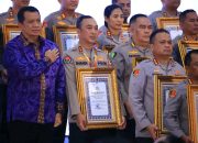 Kapolri Berikan Penghargaan Pembangunan Zona Integritas WBK Kepada Divisi Humas Polri