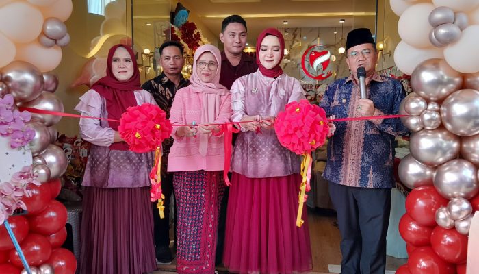 Pemotongan Tumpeng Oleh Owner Prakter Gigi Rizki drg. Rizki Dwi Lestari bersama Walikota Jambi Dr.dr H. Maulana MKM, Serta Ketua DWP Provinsi Jambi Hj. Iin kurniasih Sudirman