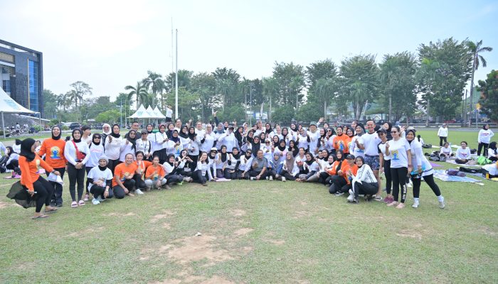 Wali Kota Jambi, Dr.dr.H. Maulana, M.K.M., Didampingi Ketua TP PKK Kota Jambi Dr.dr.H. Nadiyah Maulana, Sp.OG, Hadir Langsung Pada Peringatan Hari Yoga Internasional
