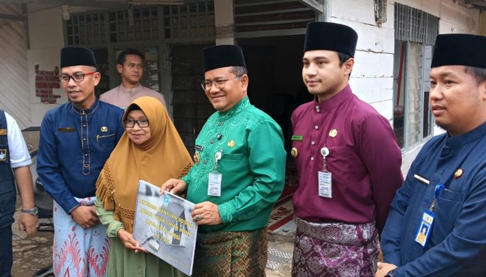 Wali Kota Jambi, dr. H. Maulana, Turun Langsung ke Lokasi Pelaksanaan Program  Bantuan Sosial Melalui Program Bedah Rumah Tidak Layak Huni (RTLH)