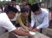 Mhd. Fadhil Arief Serahkan Sapi Kurban Bantuan Presiden di Masjid Jami Baiturrahim Pasar Terusan