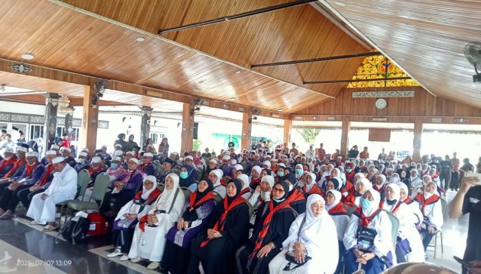 Bupati Batang Hari Menyambut Kedatangan 196 jemaah haji Asal kabupaten Batang hari di Serambi Rumah Dinas