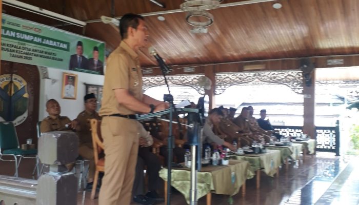 Bupati Batang Hari Mhd. Fadhil Arief, Melantik Kepala Desa Pasar Terusan Kecamatan Muara Bulian