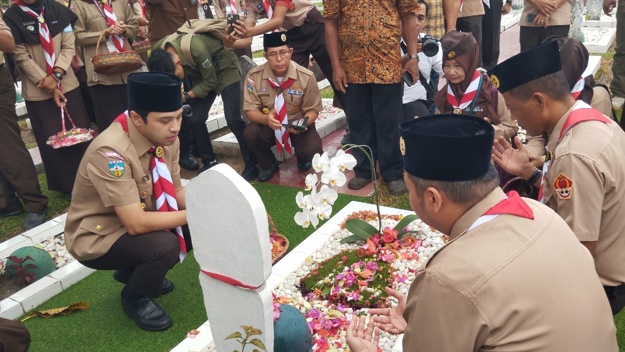 Wakil Wali Kota Jambi, Diza Hazra Aljosha, Turut Hadir Dalam Prosesi Ziarah dan Tabur Bunga di Taman Makam Pahlawan (TMP) Satria Bhakti Jambi