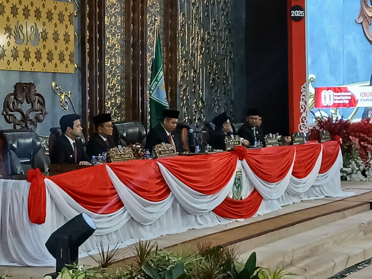 Wali Kota Jambi Dr. Maulana,  didampingi Wakil Wali Kota Diza Hazra Aljosha, SE,MA, Menghadiri Rapat Paripurna Dewan Perwakilan Rakyat Daerah (DPRD) kota Jambi