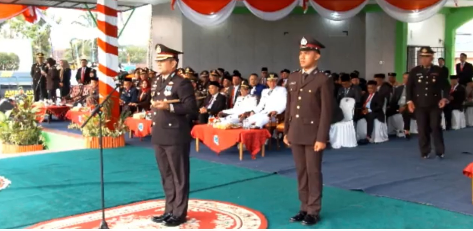 Upacara Penurunan Bendera Merah Putih HUT ke-80 RI di Alun-Alun Batanghari Dipimpin oleh AKBP Handoyo Yudhy Santosa,S.I.K.,M.I.K. Dimeriahkan Serenade 