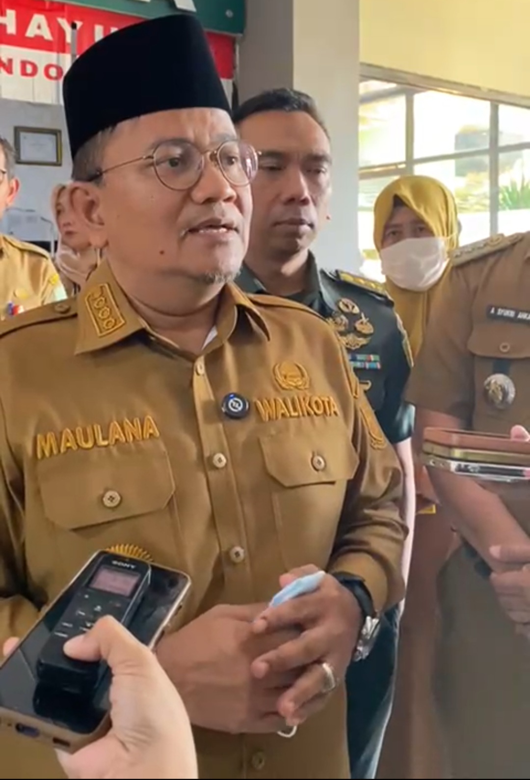Lewat Bantuan Sepatu, Wali Kota Maulana Ajak Siswa Sekolah Rakyat Putus Rantai Kemiskinan
