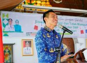 Penyaluran Seragam Sekolah TK SD SMP Bagi Yang Berprestasi dan Kurang Mampu Oleh Bupati Batang Hari
