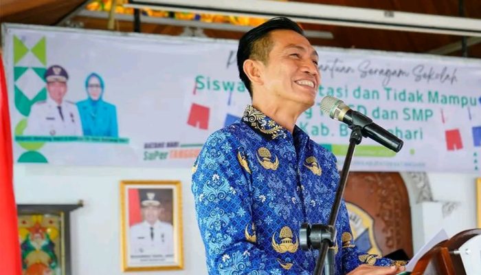 Penyaluran Seragam Sekolah TK SD SMP Bagi Yang Berprestasi dan Kurang Mampu Oleh Bupati Batang Hari
