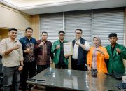 Ketua DPRD Kota Jambi Kemas Faried Alfarelly Membawa Empat Mahasiswa dan Rakyat Bersatu menemui anggota DPR RI Dapil Jambi di Senayan
