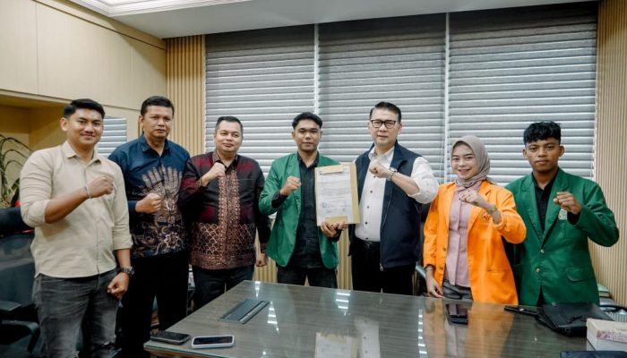 Ketua DPRD Kota Jambi Kemas Faried Alfarelly Membawa Empat Mahasiswa dan Rakyat Bersatu menemui anggota DPR RI Dapil Jambi di Senayan