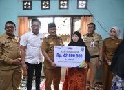 Wali Kota Jambi Dr. Maulana Menjumpai Warga Menyerahkan Santunan Kepada Ahli Waris 