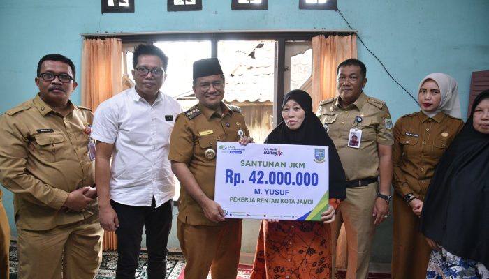 Wali Kota Jambi Dr. Maulana Menjumpai Warga Menyerahkan Santunan Kepada Ahli Waris 