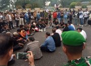 Dibawah Guyuran Hujan, Ketua DPRD Hafiz Fattah Terima Aspirasi Masyarakat