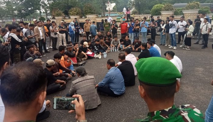 Dibawah Guyuran Hujan, Ketua DPRD Hafiz Fattah Terima Aspirasi Masyarakat