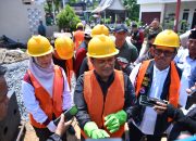 Warga Bersama Pemerintah Kota Jambi, TNI, Polri, Melaksanakan Gotong Royong Massal di Danau Sipin