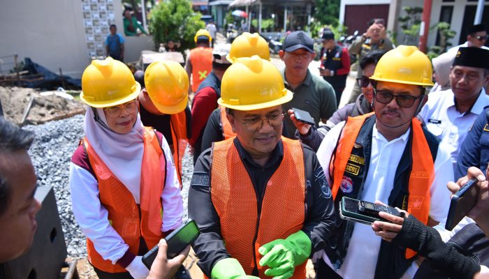 Warga Bersama Pemerintah Kota Jambi, TNI, Polri, Melaksanakan Gotong Royong Massal di Danau Sipin