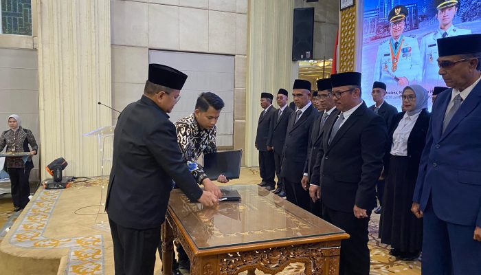 Walikota Jambi Dr. Maulana,  Melantik Forum Komunikasi RT Kota Jambi Periode 2025-2028