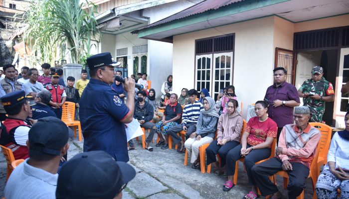 Wali Kota Jambi, Dr. Maulana, Meninjau Lokasi Kebakaran di Kelurahan Solok Sipin