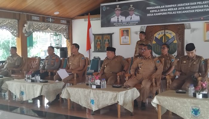 Bupati Batang Hari Mhd. Fadhil Arief Melantik Kepala Desa Kampung Pulau dan Mekar Jaya di Serambi Rumah Dinas
