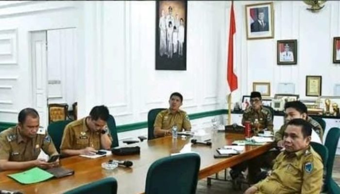 Melalui Zoom, Wabup H. Bakhtiar Ikuti Rapat Pembahasan Makan Bergizi Gratis Bersama Mendagri di Ruang Kerja Bupati