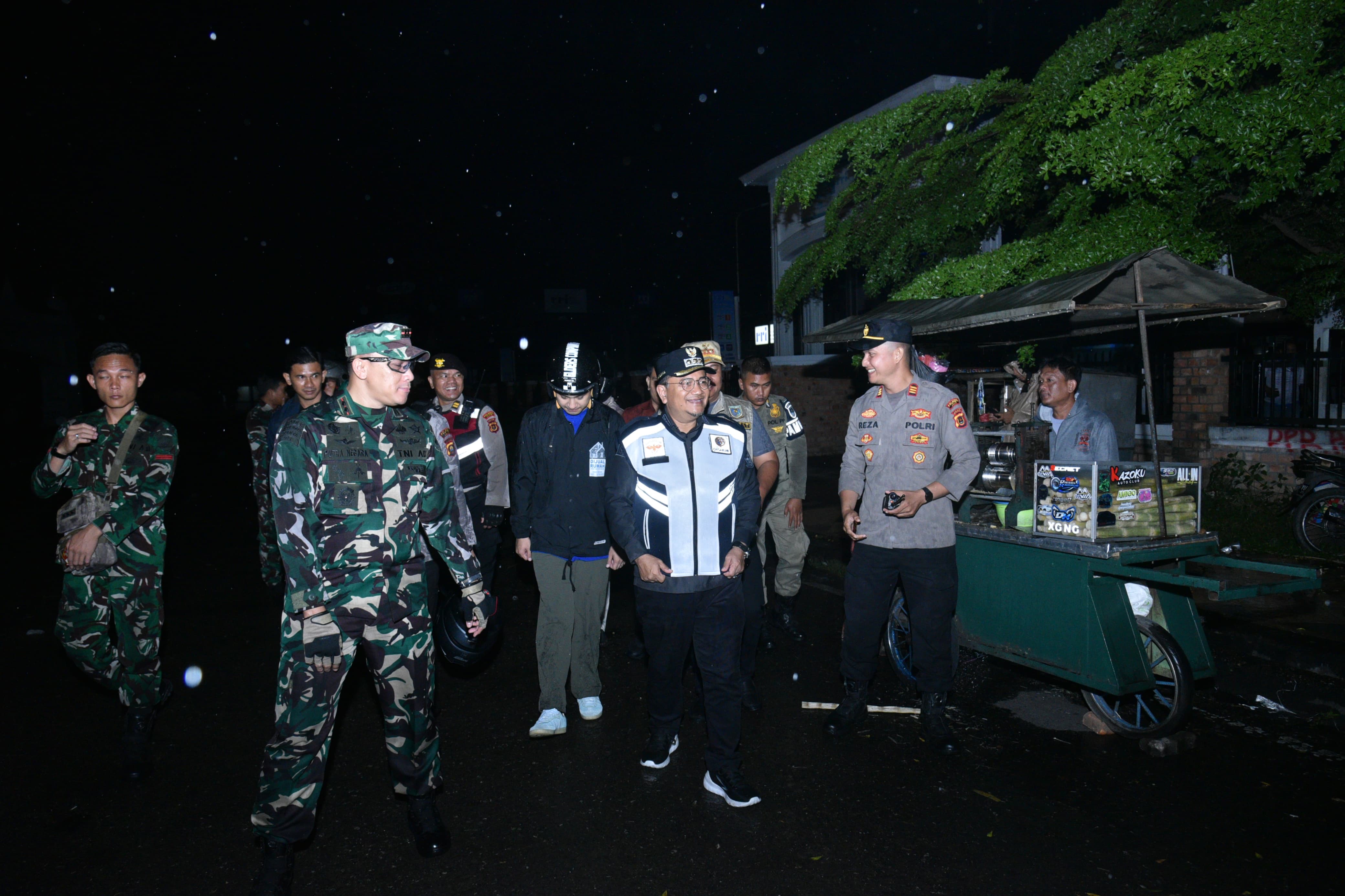 Warga Disapa Wali Kota Saat Patroli Malam Bersama TNI-Polri