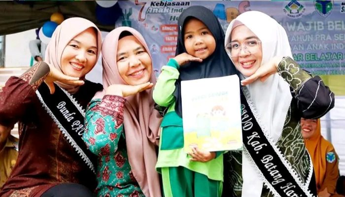 Bunda Zulva Fadhil membelah derasnya aliran Sungai Batanghari Demi Pendidikan Anak