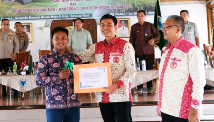 Bupati Batang Hari Mhd. Fadhil Arief Menghadiri Pengukuhan Dewan Pengurus Daerah (DPD) Perhimpunan Penyuluh Pertanian Indonesia (PERHIPTANI)