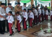 Bupati Batang Hari, Mhd. Fadhil Arief langsung Memberikan Zakat Bersama Baznas untuk Siswa dan Mahasiswa