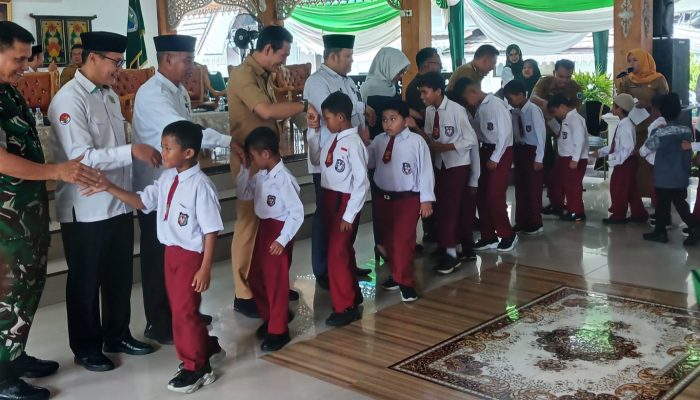 Bupati Batang Hari, Mhd. Fadhil Arief langsung Memberikan Zakat Bersama Baznas untuk Siswa dan Mahasiswa