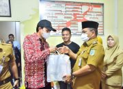 Wali Kota Jambi, Dr. Maulana, Menyerahkan Bantuan Sosial Kepada Yayasan Kanti Sehati Sejati 