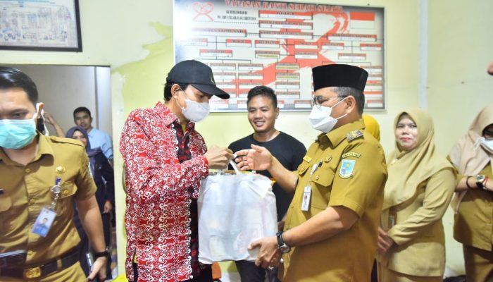 Wali Kota Jambi, Dr. Maulana, Menyerahkan Bantuan Sosial Kepada Yayasan Kanti Sehati Sejati 