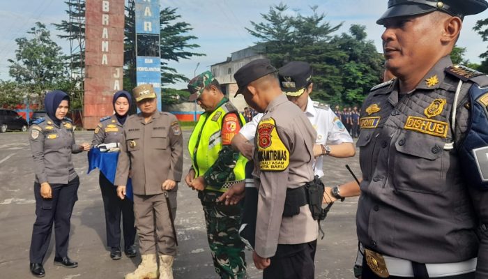 Wali Kota Jambi Dr. Maulana, Memimpin Langsung Apel Pelepasan Satuan Tugas Penanganan Kemacetan Antrean BBM Solar Bersubsidi 