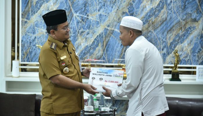 Wali Kota Jambi, Dr. Maulana, Menyalurkan Bantuan Belanja Penunjang Operasional (BPO) Bagi Sejumlah Tempat Ibadah