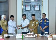 Wali Kota Jambi, Dr. Maulana,  Langsung Menyerahkan Bantuan Bagi 6 Orang Korban Bencana di Kota Jambi
