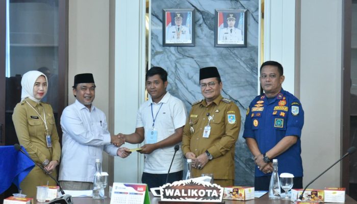 Wali Kota Jambi, Dr. Maulana,  Langsung Menyerahkan Bantuan Bagi 6 Orang Korban Bencana di Kota Jambi