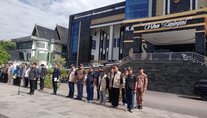 Wali Kota Jambi, Dr. Maulana, Secara Simbolis Menyerahkan Bantuan Gerobak Motor di Kecamatan dan Kelurahan