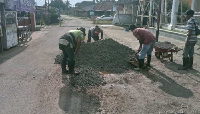 Dua Hari Tinjau Jalan Rusak, KFA Langsung Perbaiki Jalan di Penyengat Rendah