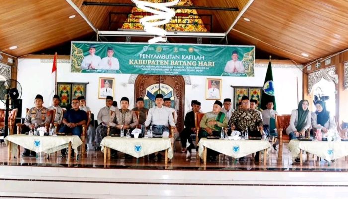 Bupati Batang Hari Mhd Fadhil Arief Beserta Istri Ibu Zulva Fadhil Menyambut Kedatangan Kafilah Kabupaten Batang Hari  MTQ ke-54 tingkat Provinsi Jambi