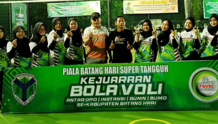 Abu Bakar Sidiq Ketua Harian PBVSI Batang Hari Membuka Secara Langsung Kejuaraan Voli Super Tangguh Batang Hari