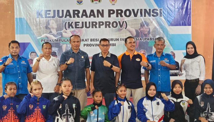 Ketua Umum Komite Olahraga Nasional Indonesia (Ketum KONI) Provinsi Jambi AKBP Mat Sanusi Membuka Kejuaraan Provinsi (Kejurprov) Angkat Besi Jambi di Gedung Pabbsi, Kota Baru