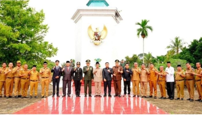 Peringati Hari Pahlawan Wabup H. Bakhtiar, SP, melaksanakan Ziarah Ke Makam Pahlawan Ksatria Bhakti Kelurahan Sridadi