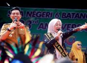 Mhd. Fadhil Arief Bersama Zulva Fadhil Membuka Secara Resmi Acara Pentas Seni dan Bazar HUT SMA Negeri 6 Batang Hari Ke-23