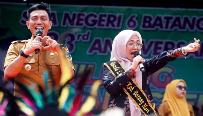 Mhd. Fadhil Arief Bersama Zulva Fadhil Membuka Secara Resmi Acara Pentas Seni dan Bazar HUT SMA Negeri 6 Batang Hari Ke-23