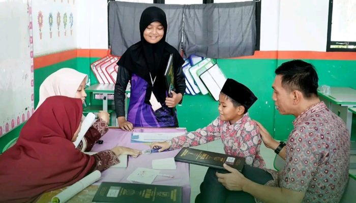 Gerakan Ayah Mengambil Rapor Anak Ke Sekolah (GEMAR), Bupati Mhd Fadhil Arief Sempatkan Ambil Rapor Putra-Putrinya