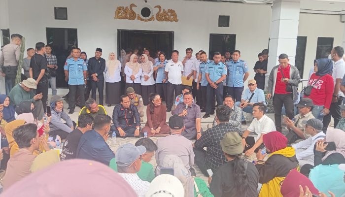 Ratusan Warga Menggalar Aksi Unjuk Rasa di DPRD Kota Jambi Menolak Zona Merah