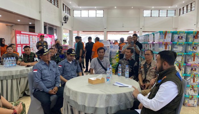 Serahkan Bantuan ke Sumbar, Maulana: Kita Adalah Serumpun, Menghadapinya Tidak Sendiri