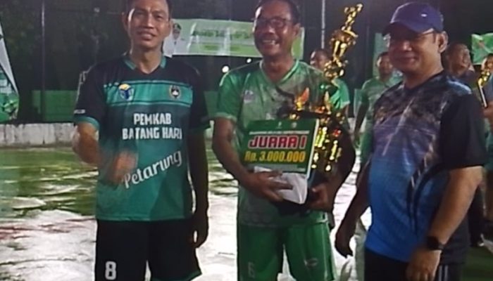 Bupati Mhd Fadhil Arief Ikut Bertanding di Final Voli HUT Batang Hari ke-77